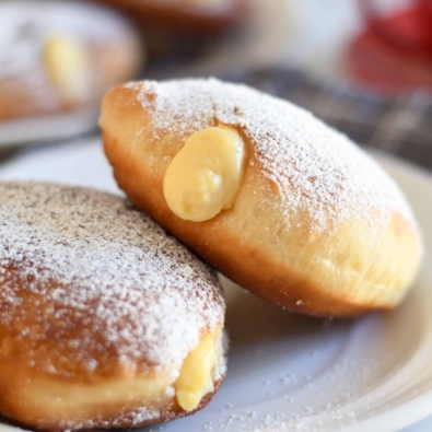 Italian bombolone with cream 1 (1)